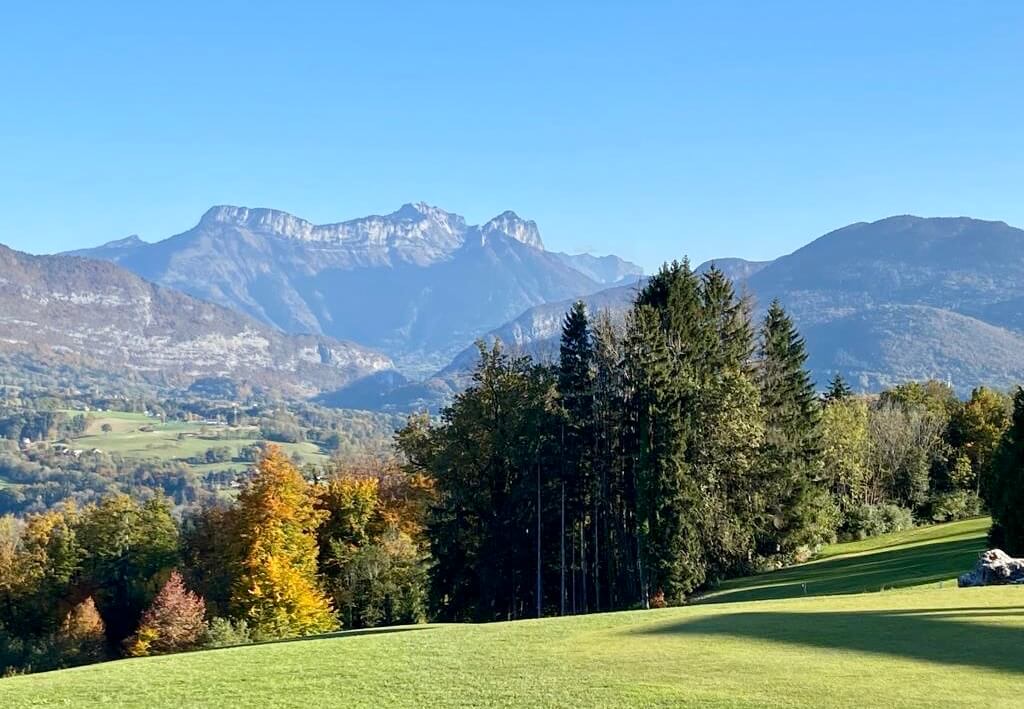 Une aire de petit jeu avec une vue sur le massif des Aravis. golf du Belvedere Annecy