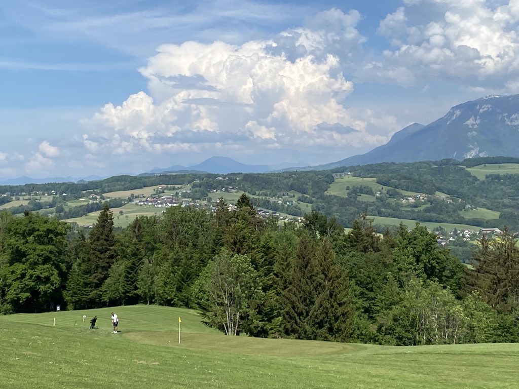 Vue magnifique sur un parcours de golf