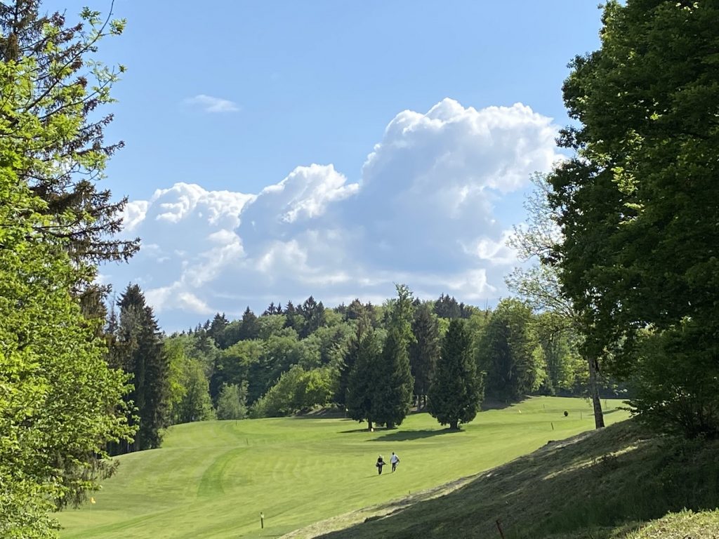 Golf du Belvedere - Vue sur le green du trou 4 avec golfeurs