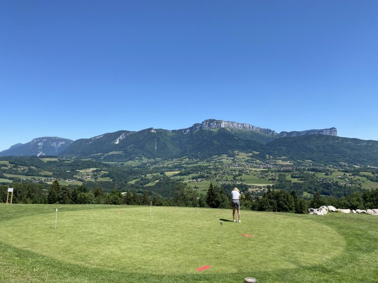 s'entrainer au putting avec une vue sur le Parmelan