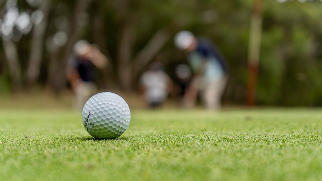 Balle de golf sur le green à annecy