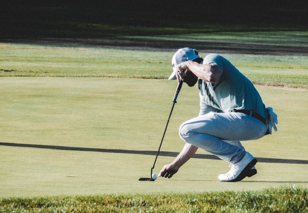 golfeur sur le green