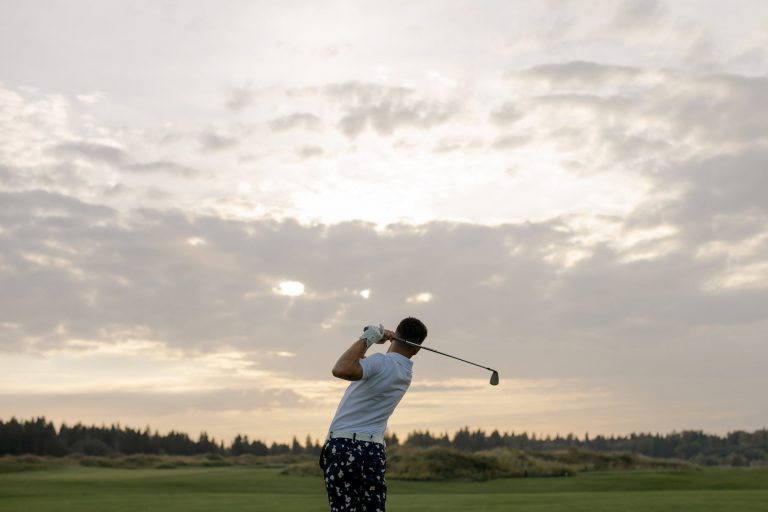 Jouer en fade au golf : Astuces et conseils pour le maitriser