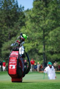 Un homme portant un sac d'équipement de golf."