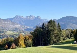 Profitez d’un parcours 9 trous en Haute Savoie au cœur des Alpes. Idéal pour une partie rapide et immersive dans la nature savoyarde.