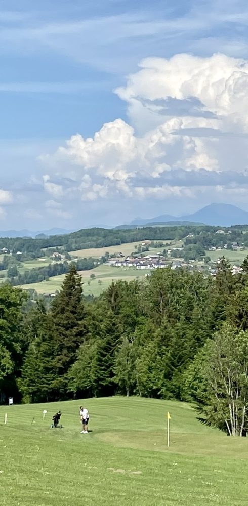 Vue-du-green-numero-6-du-parcours-du-Belvedere-Annecy.jpg Vue-du-green-numero-6-du-parcours-du-Belvedere-Annecy.jpg